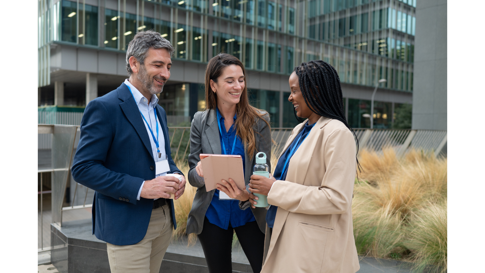 A professional seminar setting where AI acts as a 'co-strategist,' using real-time data to adjust session content and logistics based on audience engagement and sentiment analysis.