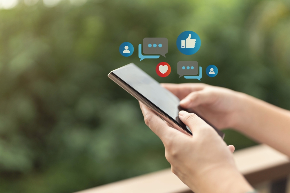 concept-living-on-vacation-playing-social